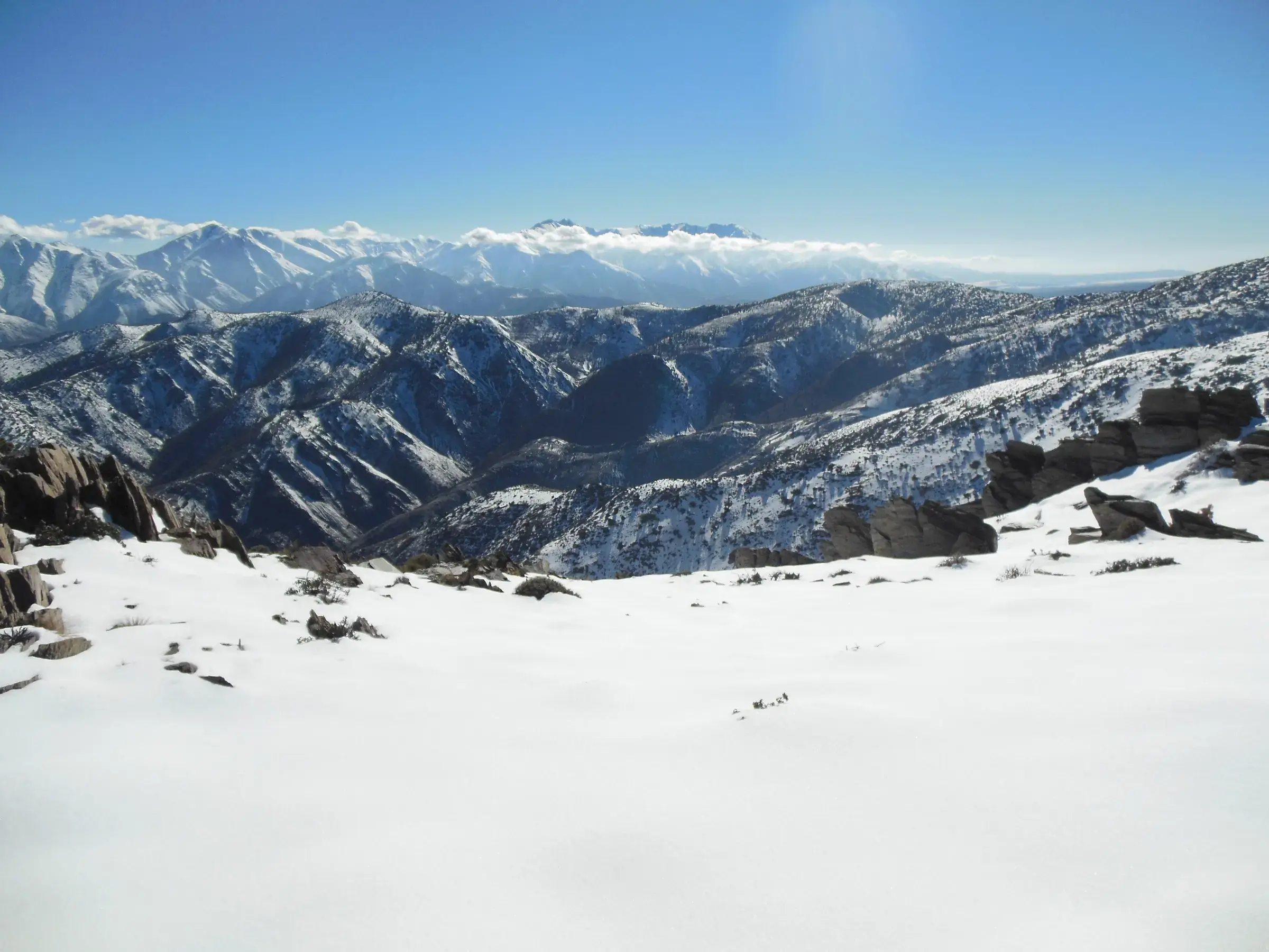 Crestas nevadas del Alto Atlas bajo un cielo azul despejado